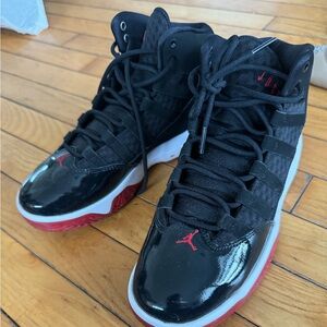 Jordan en excellente condition,taille 6 YRS qui équivaut à une taille 8 femme .
